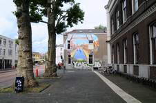 904750 Gezicht in de Kruisstraat te Utrecht, met in het midden de muurschildering 'Grand Départ' van Jos Peeters uit ...